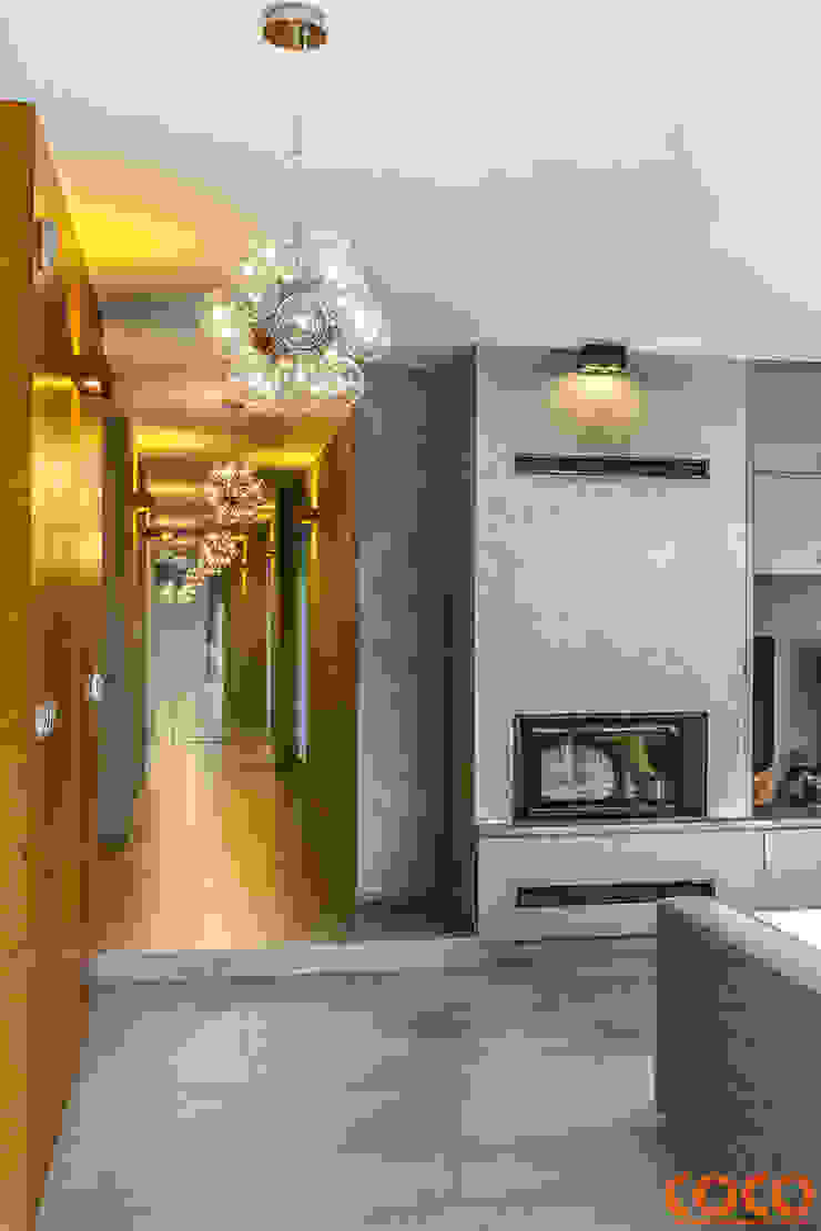 Corredores, halls e escadas minimalistas por COCO Pracownia projektowania wnętrz Minimalista