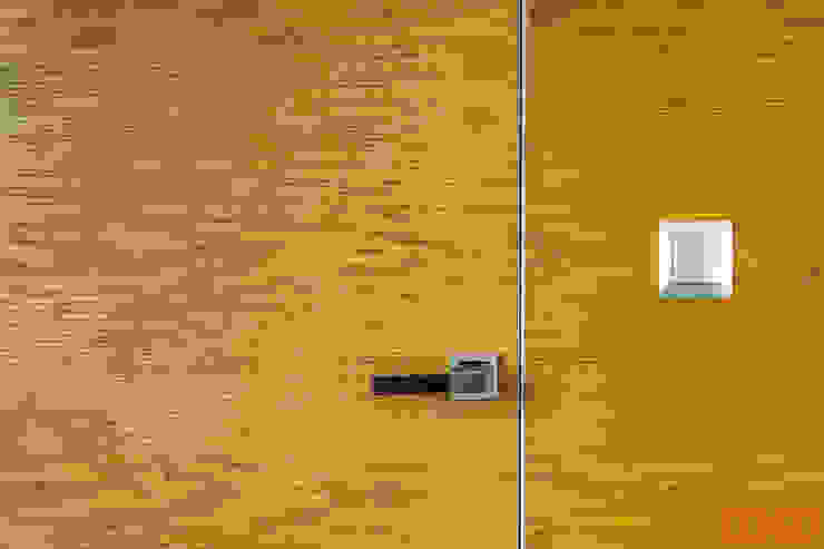 Paredes e pisos minimalistas por COCO Pracownia projektowania wnętrz Minimalista