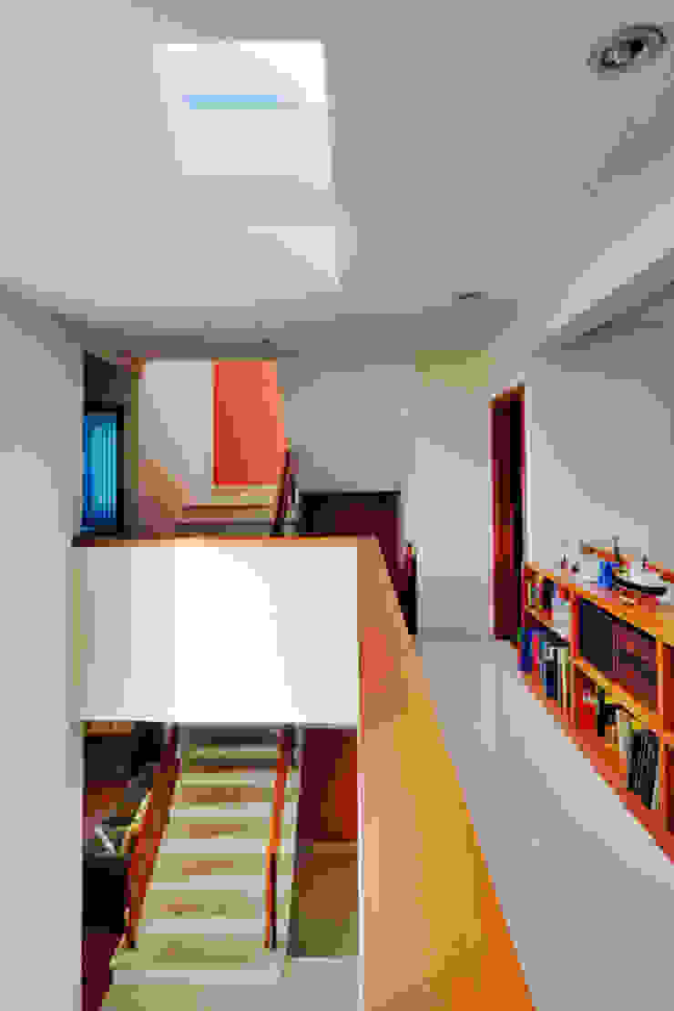 pasillo doble altura Excelencia en Diseño Pasillos, vestíbulos y escaleras de estilo moderno