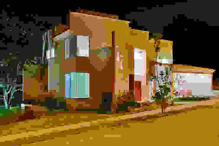 fachada lateral Excelencia en Diseño Casas de estilo moderno