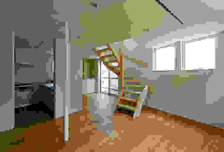 ＩＮＳＥＲＴ, 充総合計画 一級建築士事務所 充総合計画 一級建築士事務所 Salas multimedia de estilo moderno