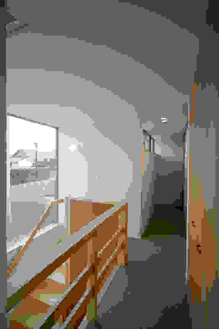 一級建築士事務所 想建築工房 ห้องโถงทางเดินและบันไดสมัยใหม่