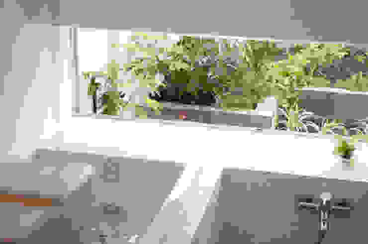 Sakurayama-Architect-Design Modern Bathroom