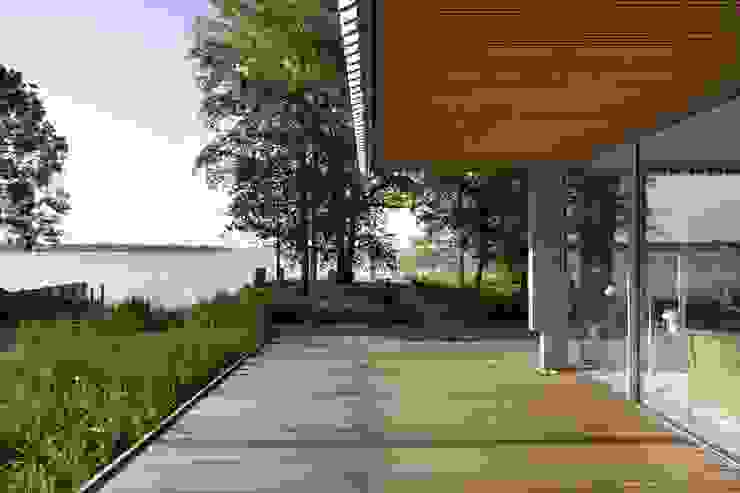 Seeblick Veranda Ausgefallener Balkon, Veranda & Terrasse von architekt stephan maria lang Ausgefallen