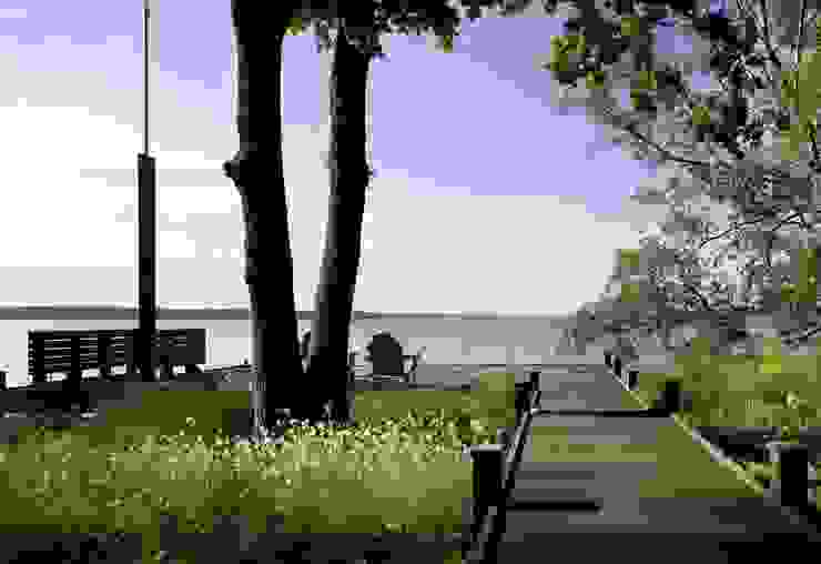 Steg zum See Garten im Landhausstil von architekt stephan maria lang Landhaus