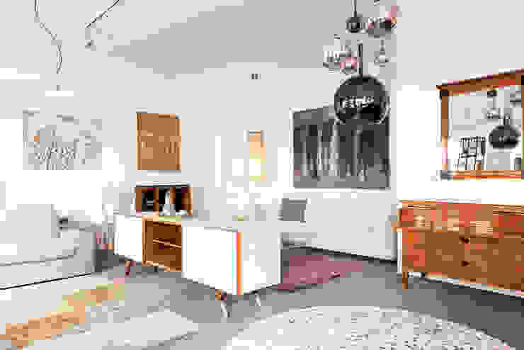 vordere Raum Wohnzimmer 3clinium - italian interior design Berlin Moderne Wohnzimmer Möbel,Bilderrahmen,Eigentum,Schränke,Weiß,Anlage,Schublade,Innenarchitektur,Holz,Wohnzimmer