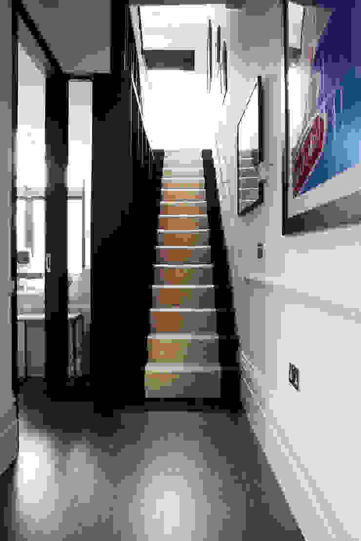Fulham House by Peek Architecture. Alex Maguire Photography Modern corridor, hallway & stairs