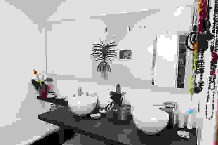 Transformation d'une salle de stockage en une salle de bain, Mint Design Mint Design Salle de bain rurale Plante,Photographier,blanche,Robinet,Pot de fleur,Imeuble,Plante d&#39;appartement,Vaisselle,Appareil de plomberie,Table