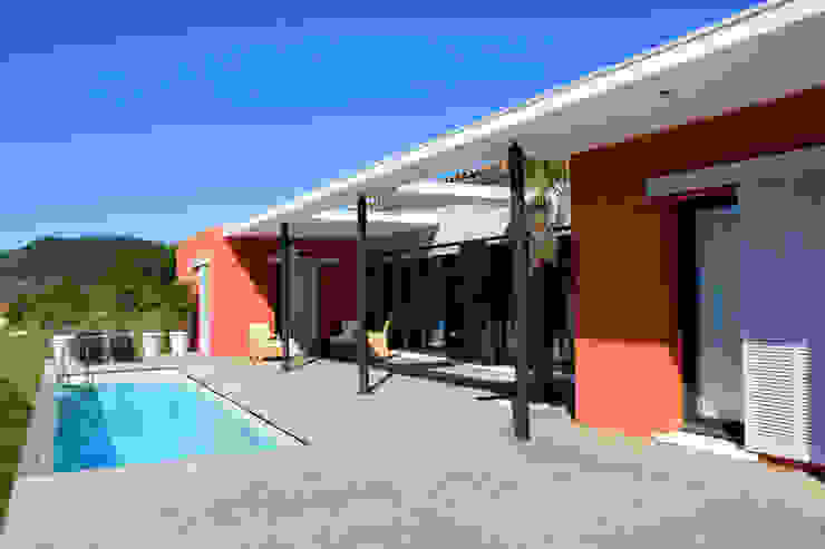 la terrasse et le bassin de nage RAYNAUD JEAN-LUC Maisons modernes Ciel,Biens,Eau,Immeuble,Bleu,Azur,Ombre,Piscine,Plante,Zone résidentielle