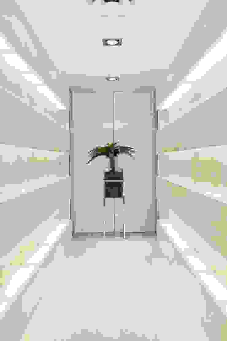 SHOWROOM LOVE TILES Lisboa 2013 Catarina Batista Studio Corredores, halls e escadas modernos Cerâmica