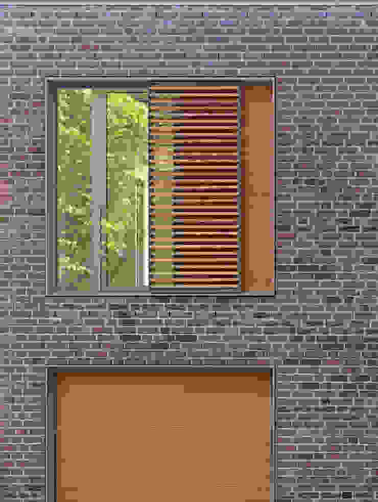 Detail Fenster KITZMANN ARCHITEKTEN Moderne Häuser Eigentum,Fenster,Vorrichtung,Mauerwerk,Holz,Backstein,Baumaterial,Linie,Verbundwerkstoff,Fassade