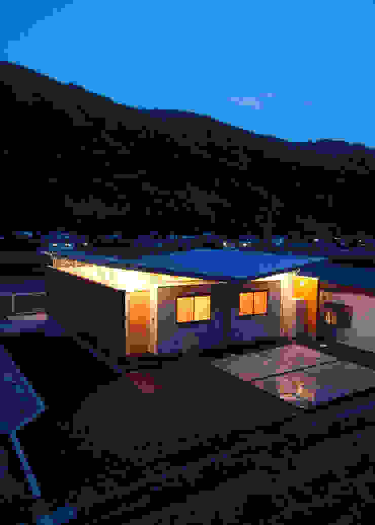 夜景 土居建築工房 狭小住宅 木 ブラウン 住宅 平屋建て