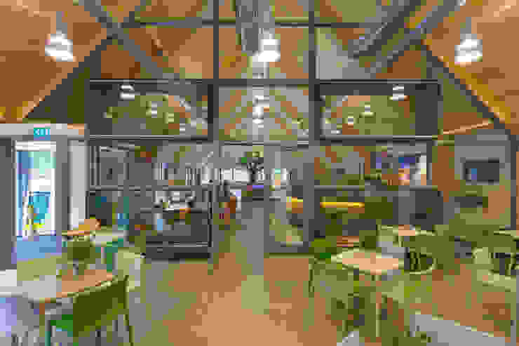 ​Duincafé met op de achtergrond pui met vitrines tbv opgezette dieren BBHD architecten Bedrijfsruimten Exhibitieruimten