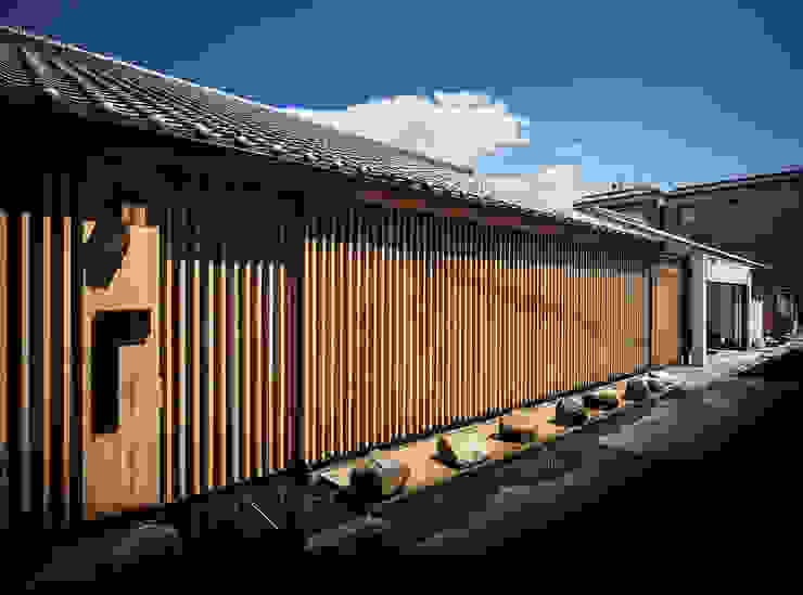 それぞれの庭の家 縦格子のファサード 株式会社seki.design 日本家屋・アジアの家 空,雲,シェード,路面,木,建物,日光,アスファルト,住宅街,材料特性