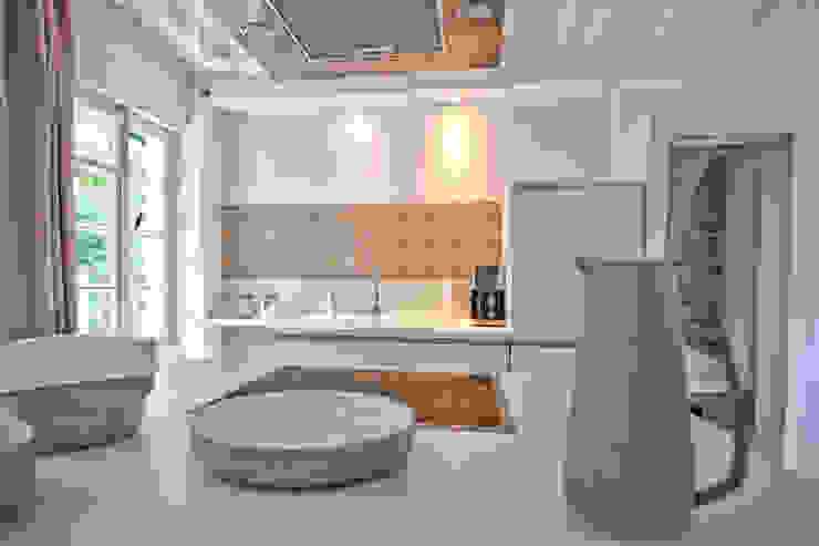 Küche mit Aussparung in der Arbeitsplatte aufgrund der niedrigen Fensterbrüstung Bleibe Moderne Hotels