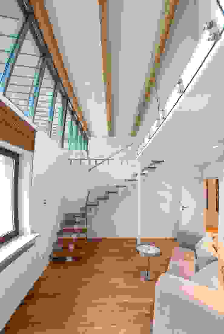 schody na drugą antresolę Minimalistyczny korytarz, przedpokój i schody od Tarna Design Studio Minimalistyczny