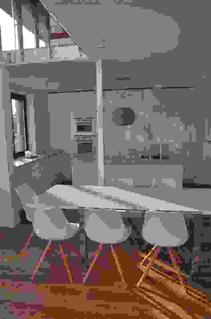 salon z kuchnią Minimalistyczna kuchnia od Tarna Design Studio Minimalistyczny