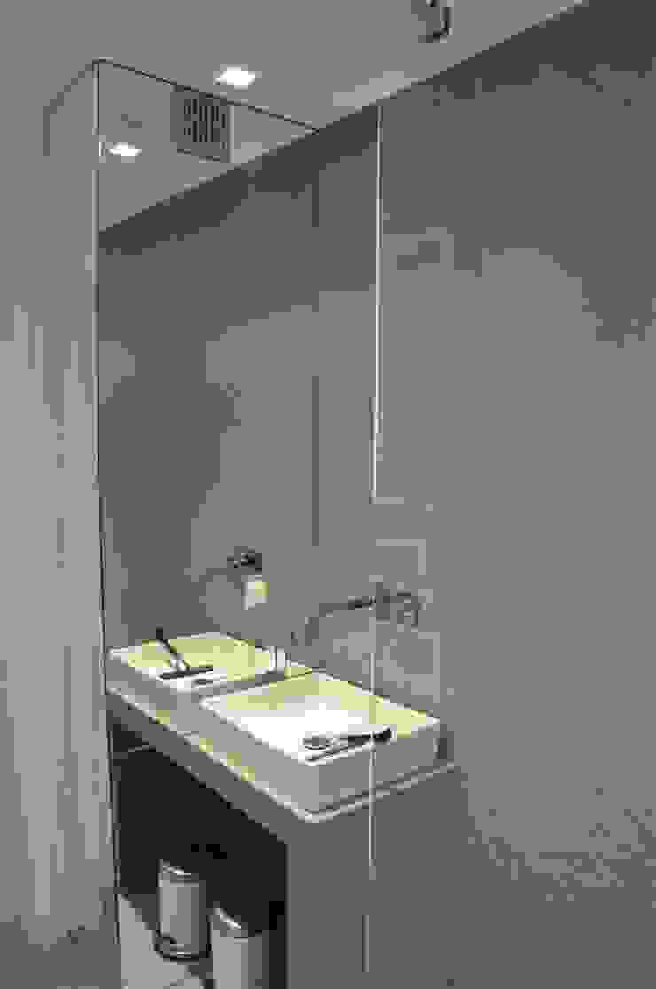 łazienka dla gości - parter Tarna Design Studio Minimalistyczna łazienka