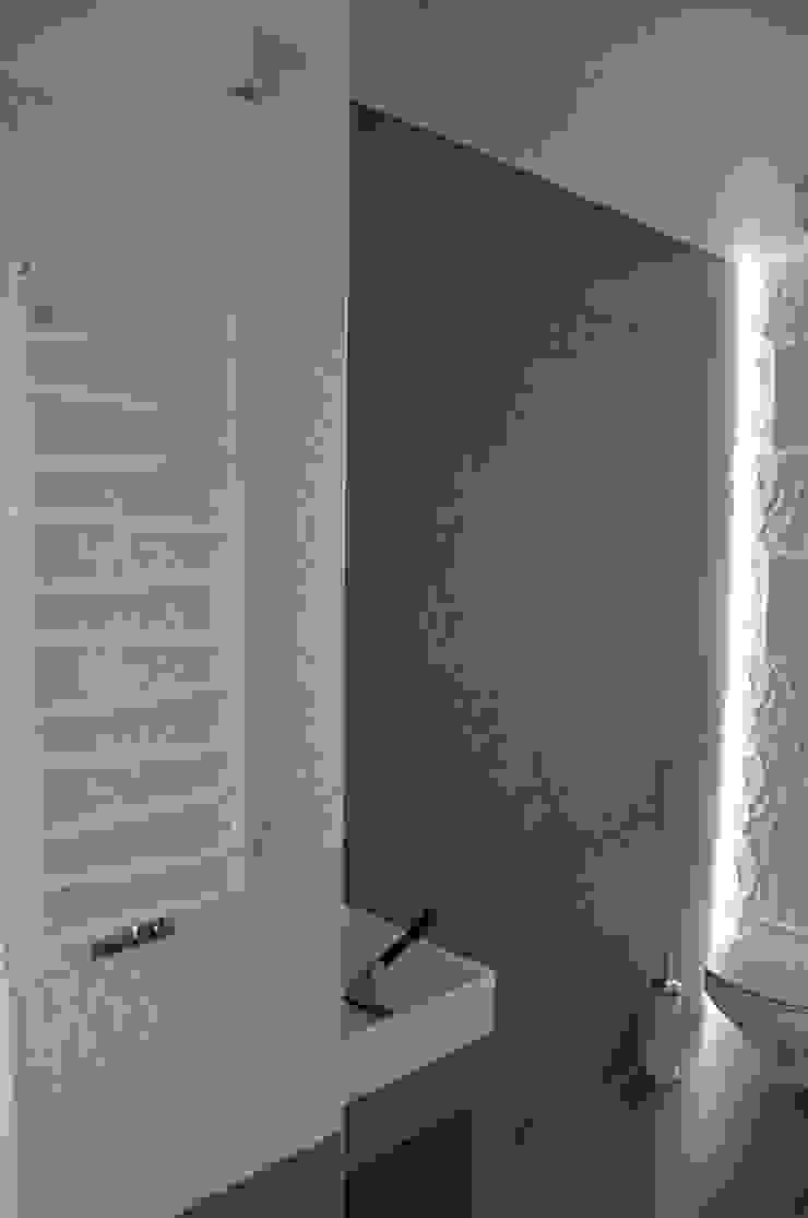 łazienka dla gości - parter Minimalistyczna łazienka od Tarna Design Studio Minimalistyczny
