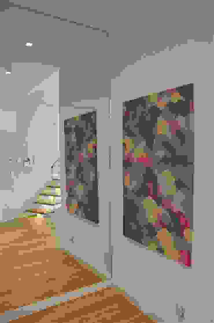 hall Minimalistyczny korytarz, przedpokój i schody od Tarna Design Studio Minimalistyczny