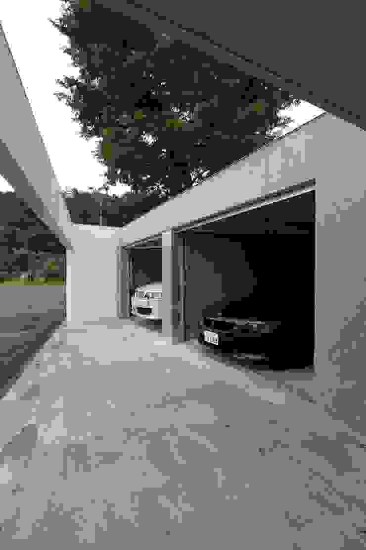 Garagens e arrecadações modernas por 株式会社コウド一級建築士事務所 Moderno