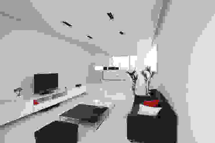 Salas de estar modernas por 株式会社コウド一級建築士事務所 Moderno