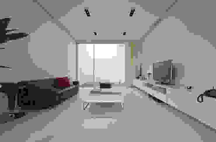 Salas de estar modernas por 株式会社コウド一級建築士事務所 Moderno