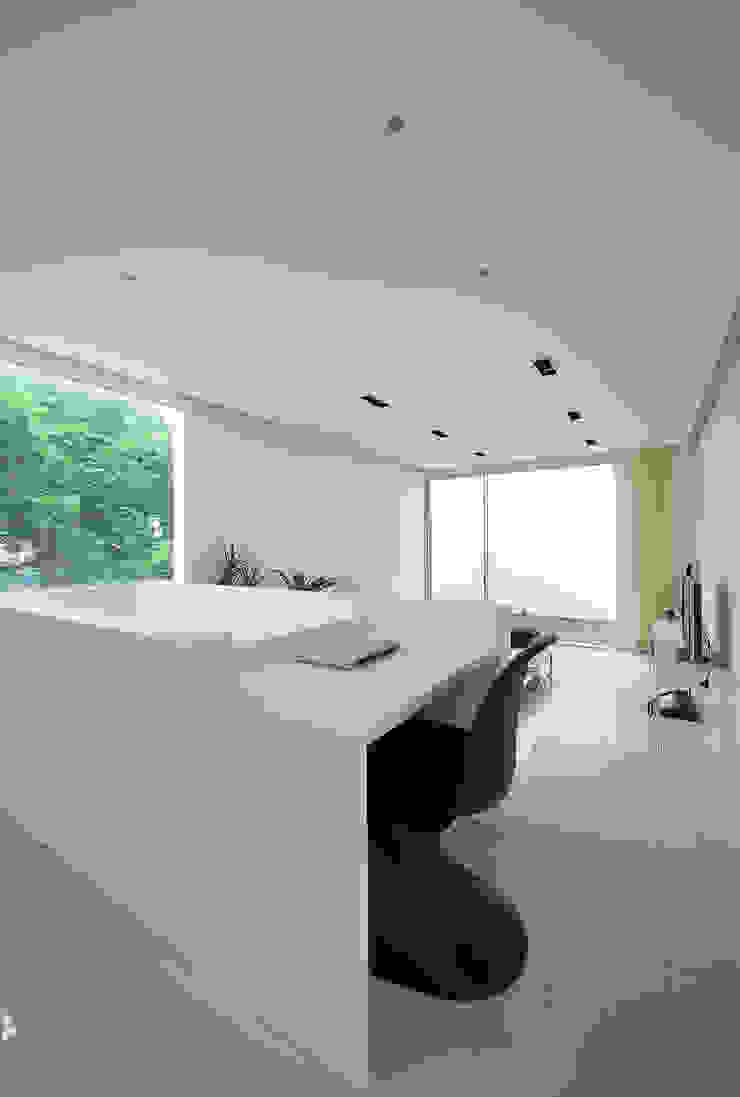Salas de estar modernas por 株式会社コウド一級建築士事務所 Moderno