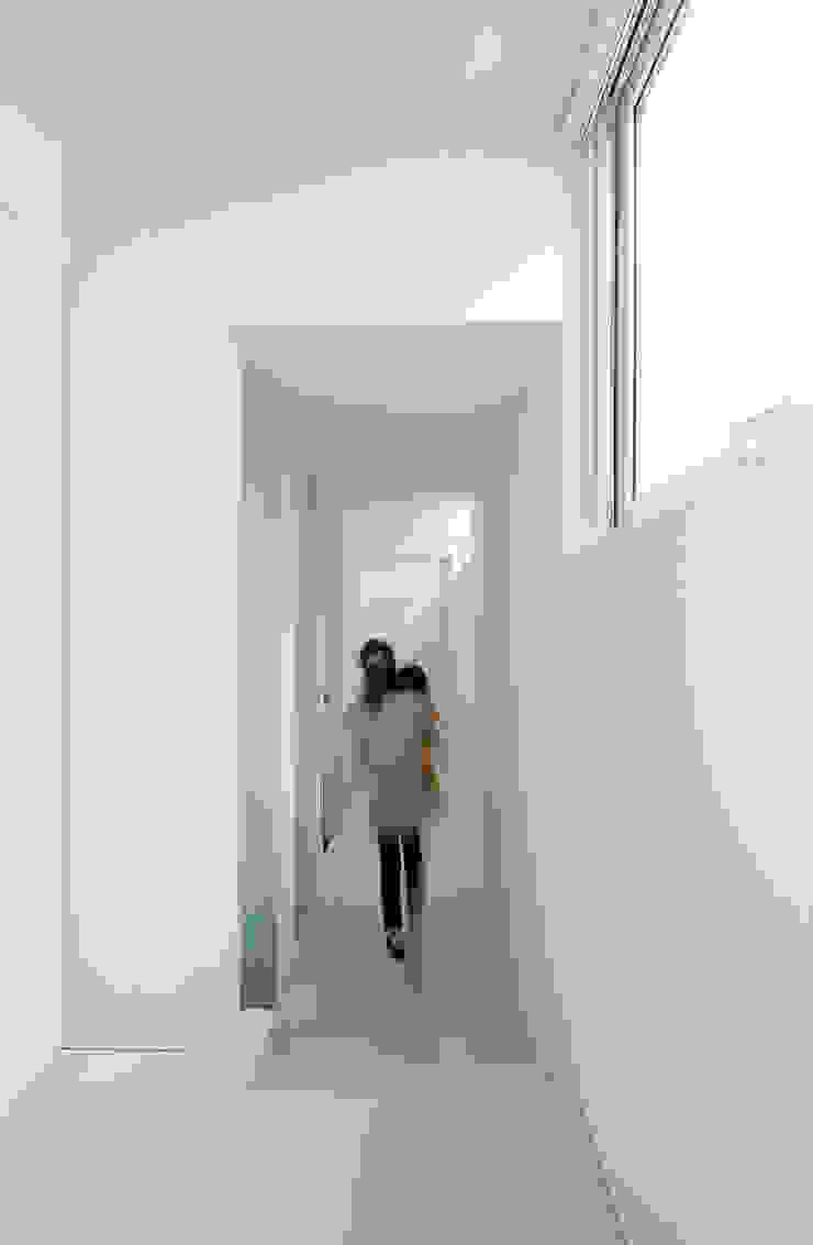 Corredores, halls e escadas modernos por 株式会社コウド一級建築士事務所 Moderno