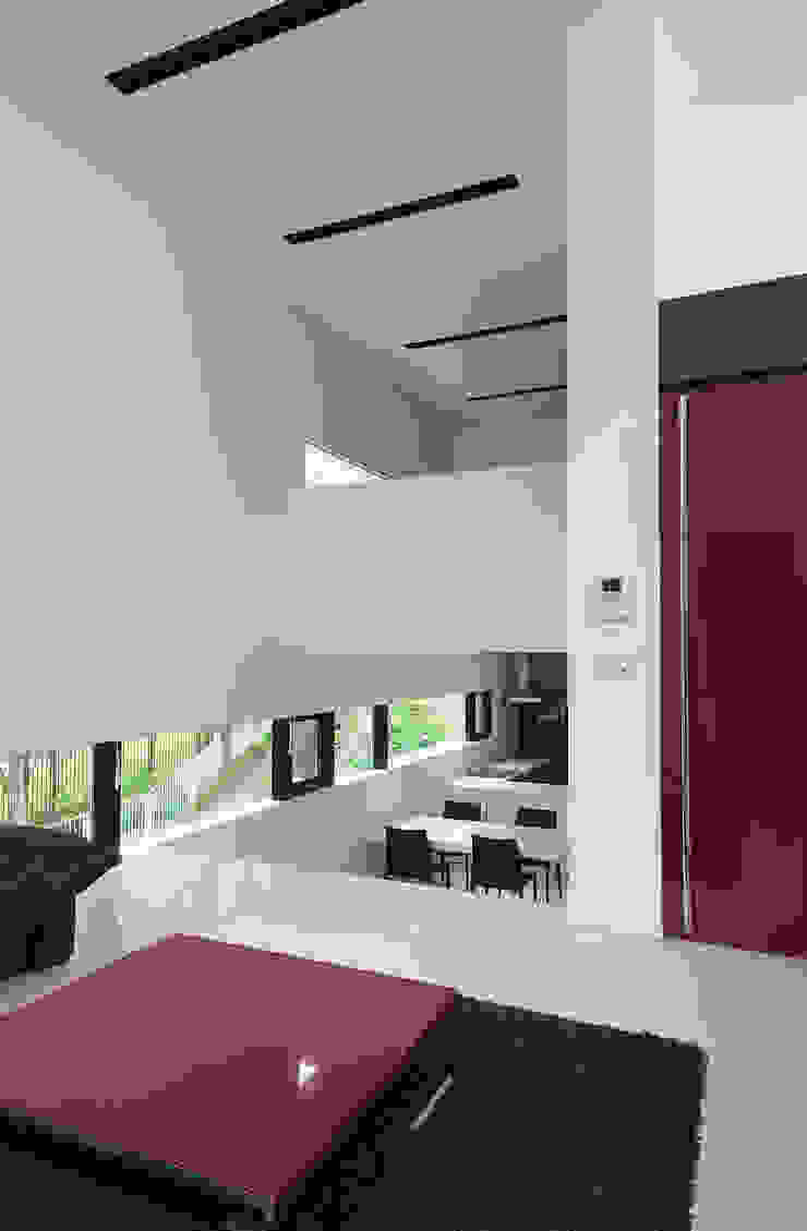 Salas de estar modernas por 株式会社コウド一級建築士事務所 Moderno