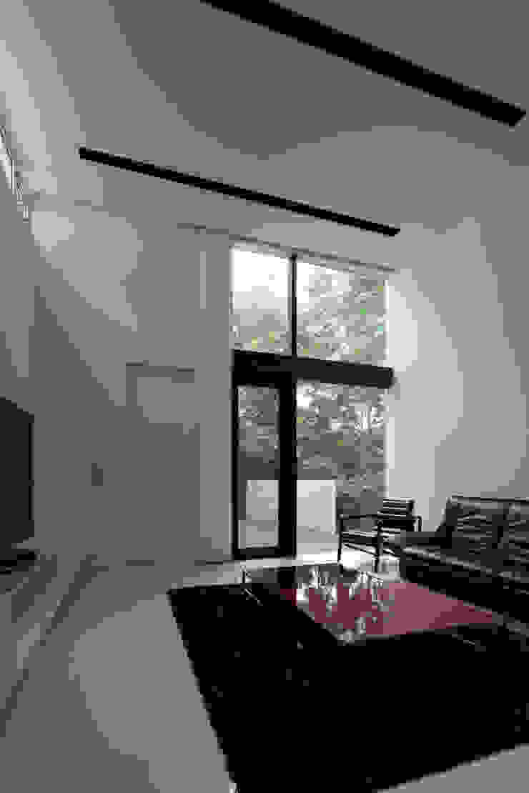 Salas de estar modernas por 株式会社コウド一級建築士事務所 Moderno