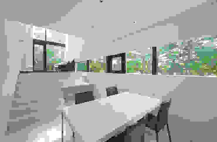 Salas de jantar modernas por 株式会社コウド一級建築士事務所 Moderno