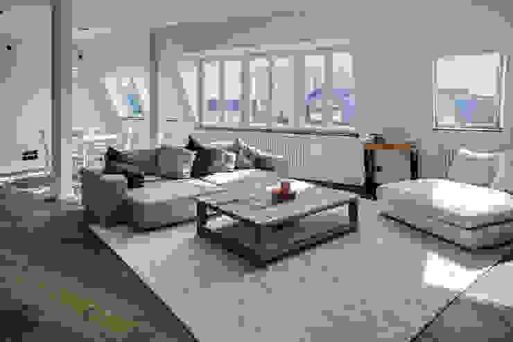 Wohnzimmer im modernen Stilmix 16elements GmbH Moderne Wohnzimmer Couch,Möbel,Eigentum,Tabelle,Fenster,Kompfort,Bilderrahmen,Holz,Schatten,Schlafcouch