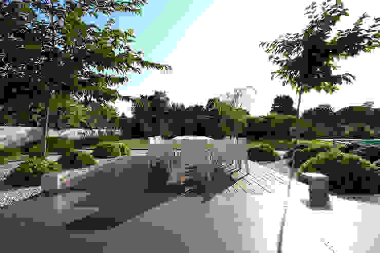 Estudio de paisajismo 2R PAISAJE Balkon, Veranda & TerrasseMöbel