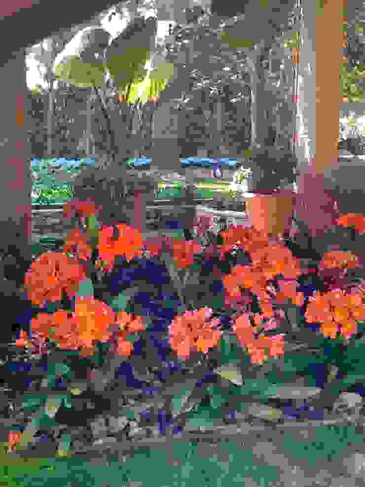 Gregal Wind, Estudio de paisajismo 2R PAISAJE Estudio de paisajismo 2R PAISAJE Mediterranean style garden Plants & flowers