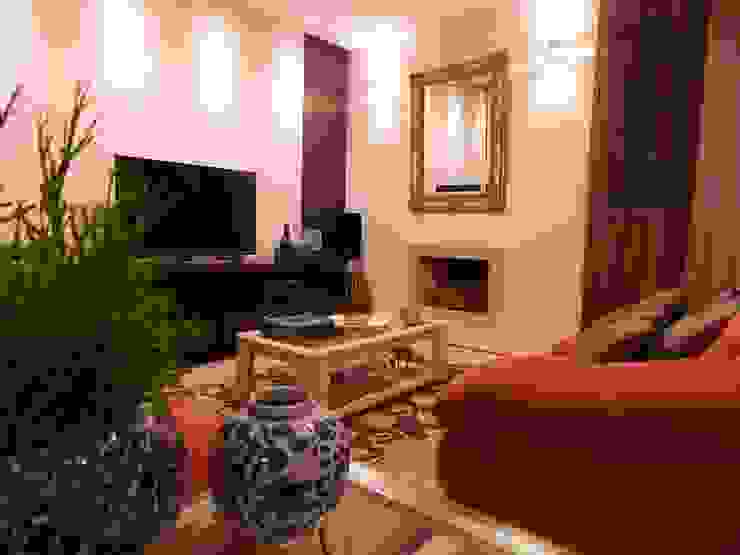Sala aconchegante com sofás vermelhos, Lúcia Vale Interiores Lúcia Vale Interiores Living room