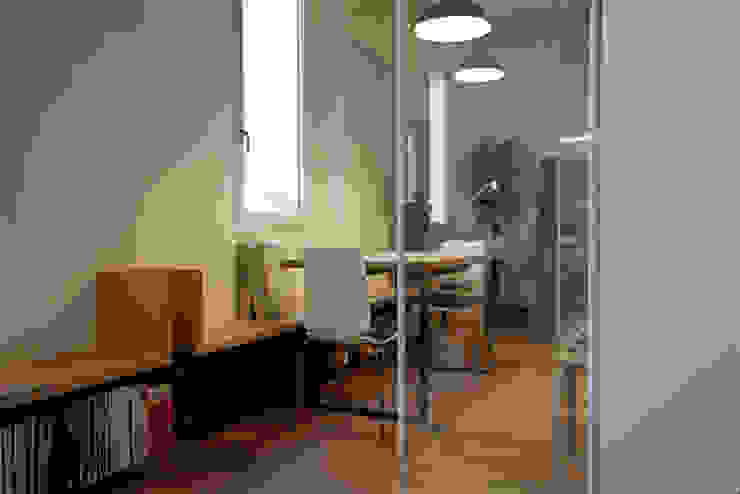 le sedute - libreria lungo la parete delle finestre. Le porte scorrevoli semi riflettenti d'uopo Soggiorno moderno Contenitori