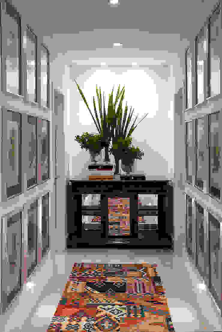 Corredores, halls e escadas clássicos por Luciano Teston Clássico