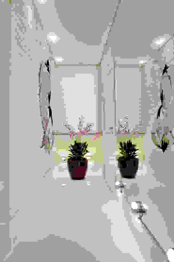 Apartamento Jatobá, Designer de Interiores e Paisagista Iara Kílaris Designer de Interiores e Paisagista Iara Kílaris Modern corridor, hallway & stairs