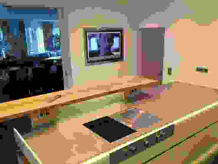 Fernsehen in der Küche von Design Manufaktur GmbH homify