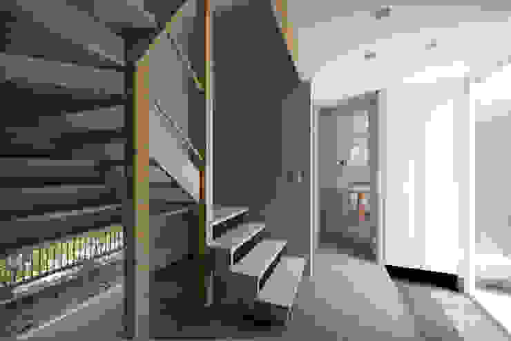DOG COURTYARD HOUSE, 充総合計画 一級建築士事務所 充総合計画 一級建築士事務所 Hành lang, sảnh & cầu thang phong cách hiện đại