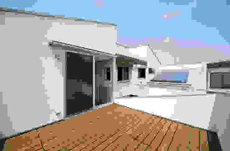 DOG COURTYARD HOUSE, 充総合計画 一級建築士事務所 充総合計画 一級建築士事務所 Hiên, sân thượng phong cách hiện đại