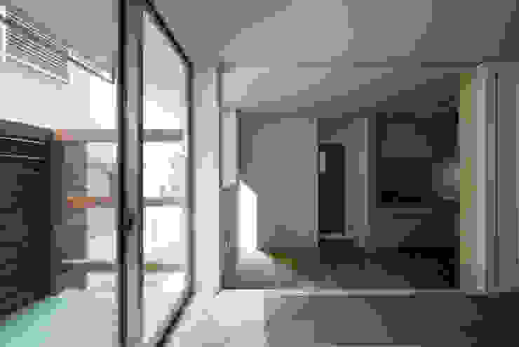 ENCLOSE, 充総合計画 一級建築士事務所 充総合計画 一級建築士事務所 Moderne Wohnzimmer