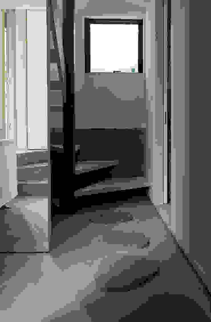 FORT, 充総合計画 一級建築士事務所 充総合計画 一級建築士事務所 モダンスタイルの 玄関&廊下&階段