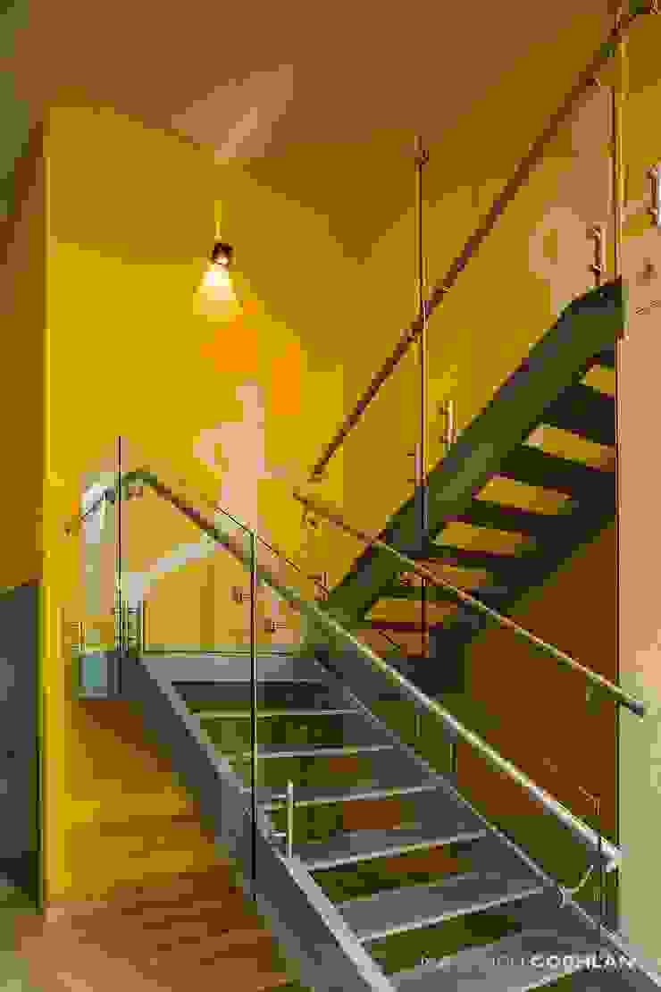 MARIANGEL COGHLAN Nowoczesny korytarz, przedpokój i schody
