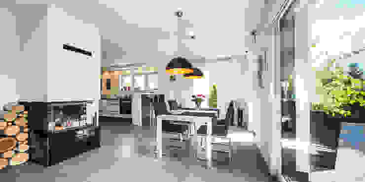 Stadtvilla V155 - Variodomo, Bertram Bölkow Fotodesign Bertram Bölkow Fotodesign Moderne Esszimmer Möbel,Eigentum,Tabelle,Pflanze,Couch,Sessel,Innenarchitektur,Küche,Wohnzimmer,Haushaltsgerät