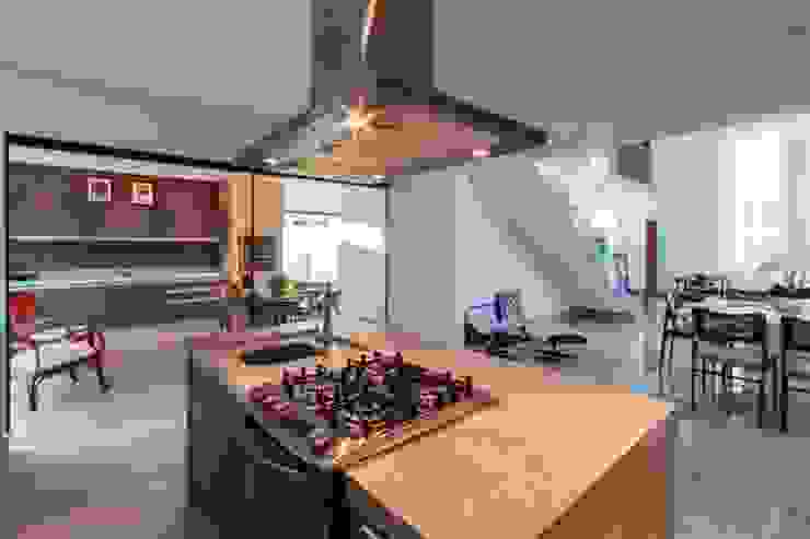 Cozinha espaçosa e integrada Tony Santos Arquitetura Cocinas de estilo minimalista