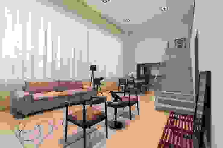 Luz natural abundante Tony Santos Arquitetura Livings de estilo minimalista