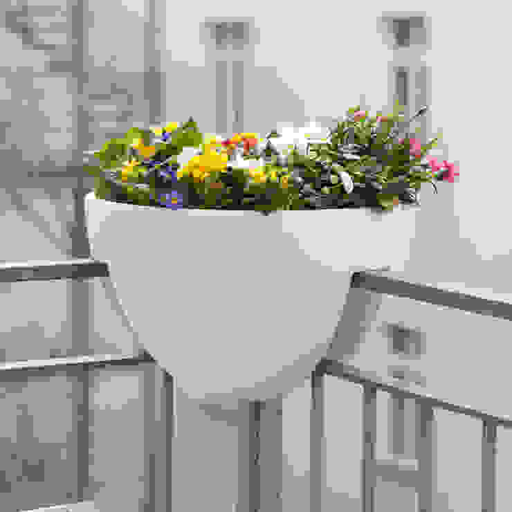 eckling: Der Blumenkasten für die Geländerecke Pragmatic Design® by studio michael hilgers Moderner Balkon, Veranda & Terrasse Accessoires und Dekoration