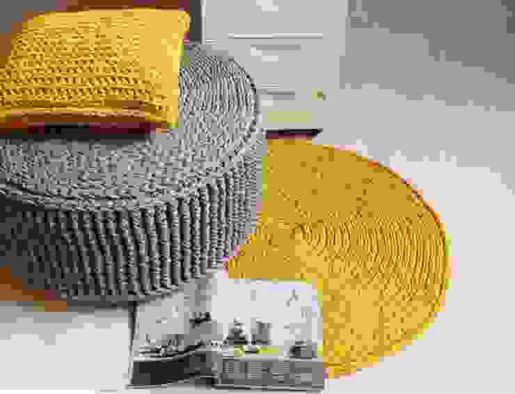 Handmade crochet rug, crochet carpet, round rug, knitted carpet, knitted rug, model COPENHAGEN color 21 and pouf model CATANIA RENATA NEKRASZ art & design Parede e pisoTapetes e alcatifas